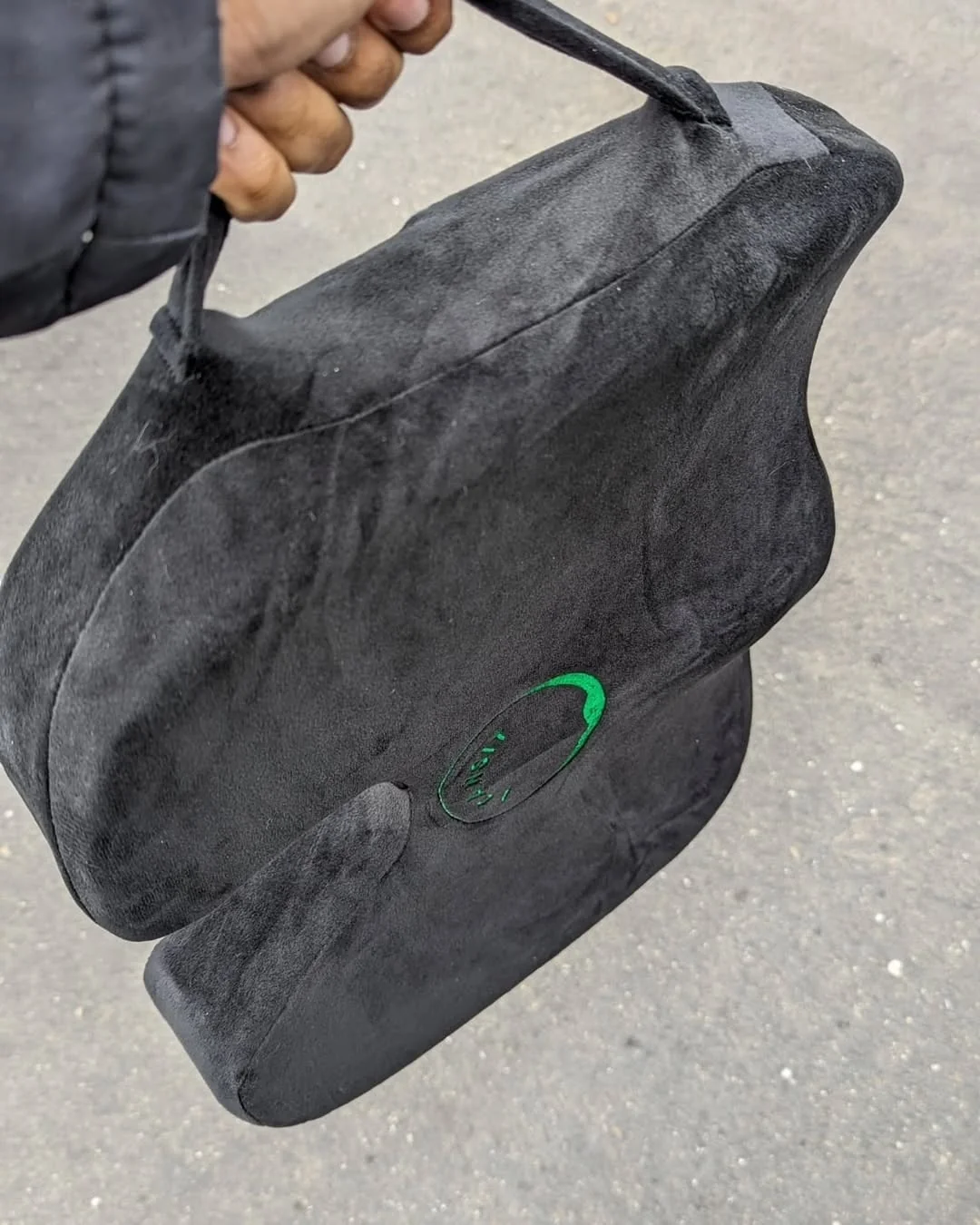 יד של לקוח מחזיקה את כרית iCanSit