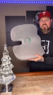 לקוח מחזיק את כרית iCanSit